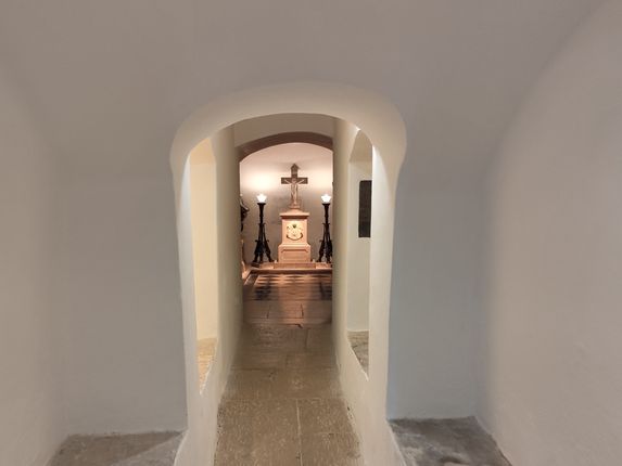 . Vhod v grobnico pod cerkvijo. &copy;Foto: Blaž Kosovel