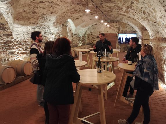 . V kleti so našli svoj prostor Vitezi Cru vin Marije Terezije. &copy;Foto: Blaž Kosovel