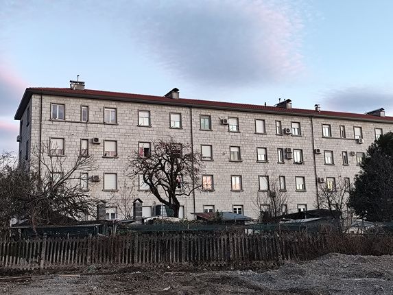 Železničarski bloki na današnji Prvomajski ulici, v bližini Erjavčeve ulice. Foto: Blaž Kosovel..  