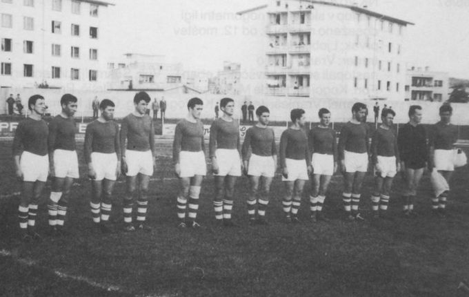 Sezona 1963/64, prvo leto po otvoritvi Športnega parka in istočasni selitvi tekem in sedeža kluba iz Šempetra v Novo Gorico. Na sliki je ekipa, ki je takrat branila barve kluba, ki je tedaj nastopal pod imenom NK Nova Gorica.  