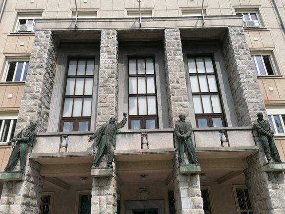 . The facade of Nova Gorica Municipality. Sculptor: Boris Kalin. &copy;Photo: Blaž Kosovel