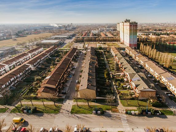 . An ‘habitational unit’ of row houses and the Tintoretto tower in the background. 