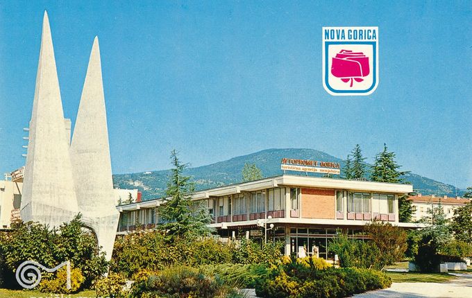 . Razglednica središča Nove Gorica konec šestdesetih let s spomenikom Ikarus. &copy;hrani Goriški muzej Kromberk – Nova Gorica