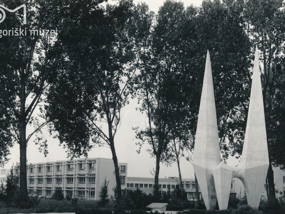 . Icarus – monument to Edvard Rusjan, early Sixties. In the background, the Milojka Štrukelj Primary School. &copy;From the collection of the Goriški muzej Kromberk - Nova Gorica (Goriška museum).
