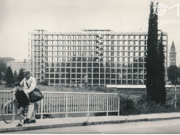 . Bolnišnica v gradnji. &copy;Fotografijo hrani Goriški muzej Kromberk – Nova Gorica.