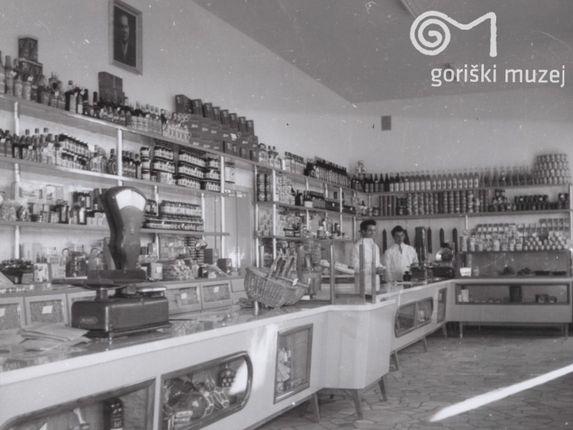 . Trgovina v nekdanji opekarni.  &copy;Foto Pavšič, hrani Goriški muzej Kromberk - Nova Gorica