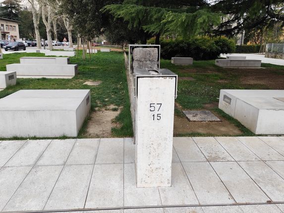 . Mejni kamen na Trg Evrope/Piazza della Transalpina &copy;Foto: Blaž Kosovel