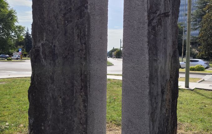 Spomenik ob tisočletnici Gorice in Solkana.  