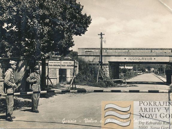 . Državna meja med Italijo in Jugoslavijo leta 1952. Na tem odseku je potek meje določila železniška proga, ki prečka cesto. &copy;hrani Pokrajinski arhiv v Novi Gorici - PANG 667 Zbirke razglednic krajev Nova Gorica Rožna dolina št. 1252