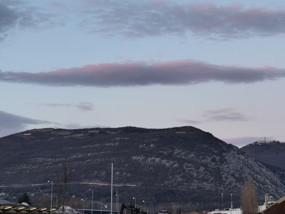 . Sabotin z italijansko vojašnico na levi strani in napisom 