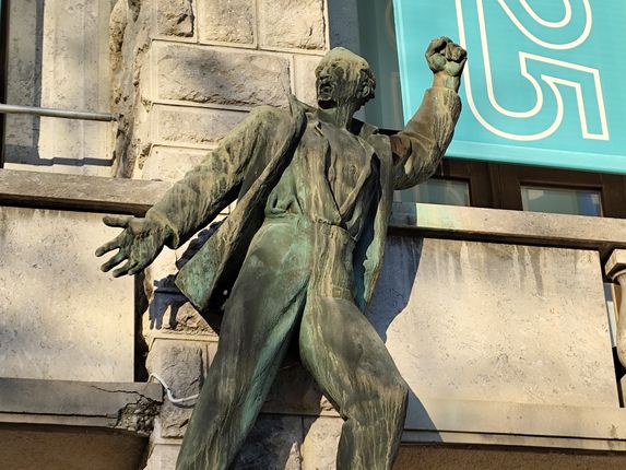 Eden izmed štirih kipov Borisa Kalina na pročelju. Foto: Blaž Kosovel.  