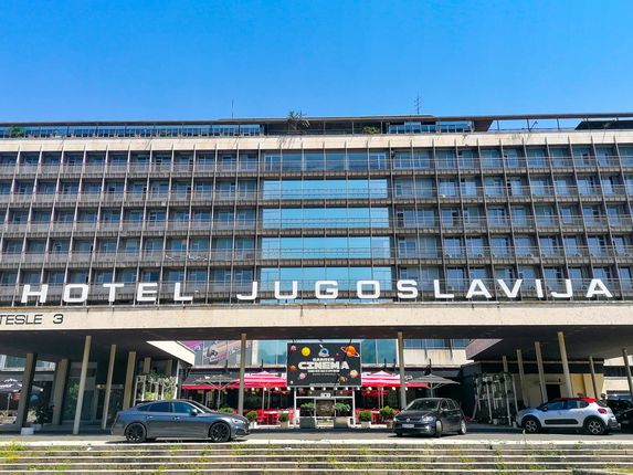. Modernistični Hotel Jugoslavija, eden najbolj markantnih beograjskih hotelov, ki so ga porušili leta 2025 &copy;Foto: Blaž Kosovel
