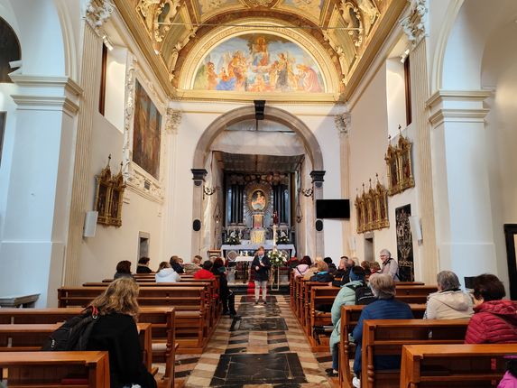 . Notranjost cerkve, kjer lokalna vodnica Mirjam Brecelj obiskovalcem predstavlja zgodovino in zanimivosti samostana. &copy;Foto: Blaž Kosovel