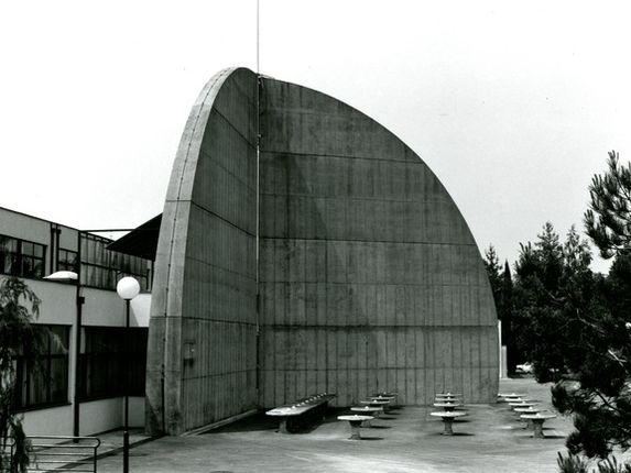 . Former 15-metre sundial of the Argonavti complex, demolished in 1999 due to the construction of a new hall for the Perla Casino. 