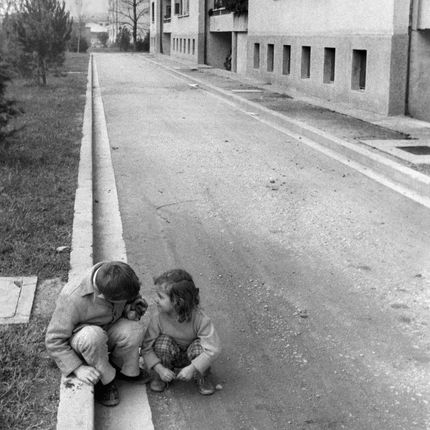 . Otroka pred Ruskimi bloki v Novi Gorici, 1960 &copy;Svetozar Bušič, Muzej novejše in sodobne zgodovine Slovenije