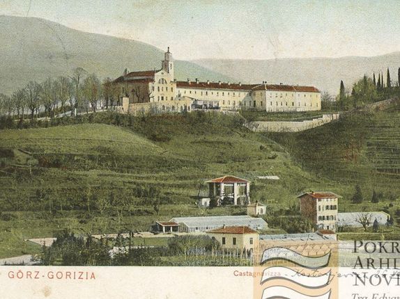 . Veduta samostana Kostanjevica  na razlgednici odposlani leta 1907. &copy;Razglednico hrani Pokrajinski arhiv v Novi Gorici - PANG 667 Zbirke razglednic krajev Nova Gorica Kostanjevica št. 1301