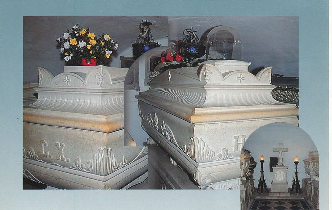 Grobnica Karla X. in ostalih članov družine Bourboni. Vir razglednice: Pokrajinski arhiv Nova Gorica.  