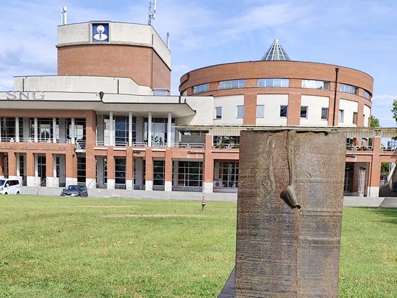 . Skulptura Eros in Tanatos Matjaža Počivavška iz leta 2002, v ozadju stavba gledališča. &copy;Foto: Blaž Kosovel