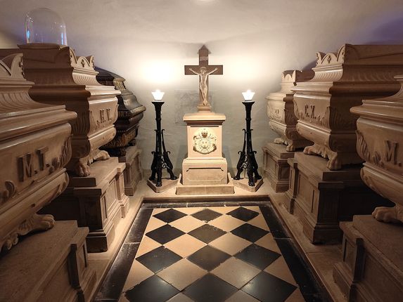 . Grobnica zadnjega francoskega kralja Karla X. iz rodbine Bourbon in njegovih družinskih članov, imenovana tudi Mali Saint-Denis. &copy;Foto: Blaž Kosovel