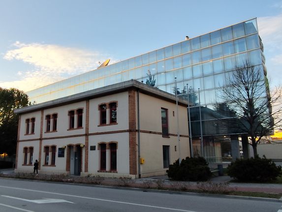 . Nekdanja uprava opekarne, edini preostali del nekdanje stavbe. Danes je v njej Dom krajevnih skupnosti Nova Gorica. &copy;Foto: Blaž Kosovel