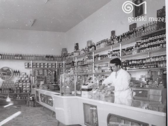 . Trgovina v nekdanji opekarni.  &copy;Foto Pavšič, hrani Goriški muzej Kromberk - Nova Gorica