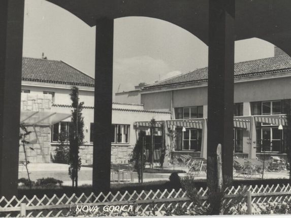 . Former wavy concrete roof and open-air dance floor, where the casino stands today. &copy;Postcard from the collection of Branko Morenčič, kamra.si