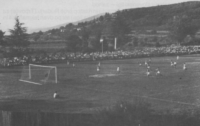 Fotografija iz leta 1955, prijateljska tekma ekipe Železničar Nova Gorica (tedanje ime našega kluba) proti ekipi Juventine iz Štandreža, takrat se je še igralo v Šempetru kjer je zdaj bolnica..  