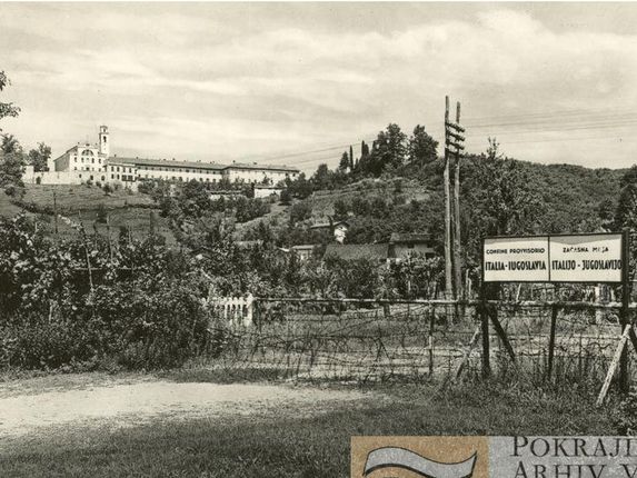 . Nova meja med Jugoslavijo in Italijo, v ozadju samostan Kostanjevica. Fotografija pred letom 1956. &copy;Razglednico hrani Pokrajinski arhiv v Novi Gorici - PANG 667 Zbirke razglednic krajev Nova Gorica Kostanjevica št. 1301