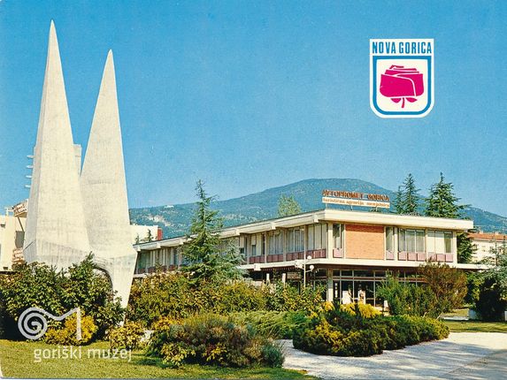 . Razglednica središča Nove Gorica konec šestdesetih let s spomenikom Ikarus. &copy;hrani Goriški muzej Kromberk – Nova Gorica