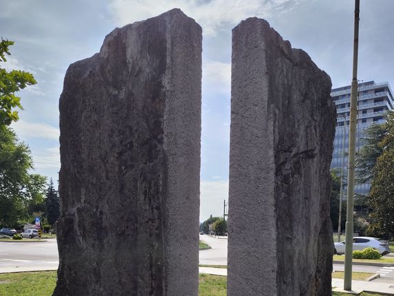 Spomenik ob tisočletnici Gorice in Solkana.  &copy;Foto: Blaž Kosovel