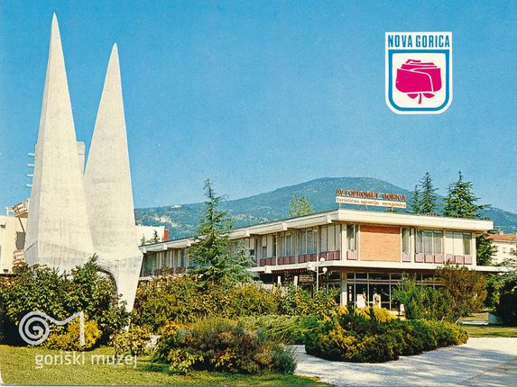 . Razglednica središča Nove Gorica konec šestdesetih let s spomenikom Ikarus. &copy;hrani Goriški muzej Kromberk – Nova Gorica