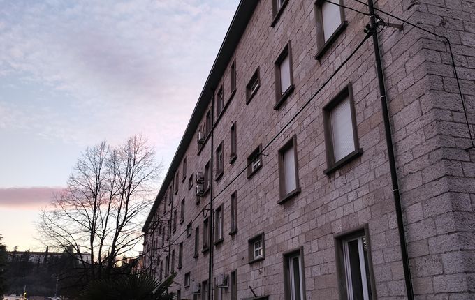 Železničarski bloki na današnji Prvomajski ulici, v bližini Erjavčeve ulice. Foto: Blaž Kosovel..  