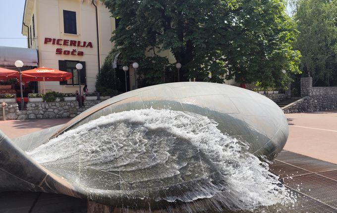 . Spomenik Soči s pizzerijo Soča v ozadju v Solkanu.  