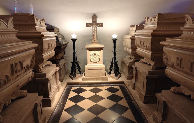 . Grobnica zadnjega francoskega kralja Karla X. iz rodbine Bourbon in njegovih družinskih članov, imenovana tudi Mali Saint-Denis. &copy;Foto: Blaž Kosovel