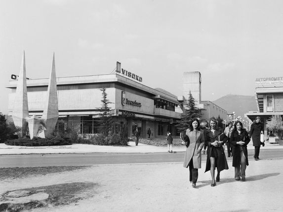 . Trgovska ulica s spomenikom Ikarus na levi &copy;Foto Pavšič, hrani Goriški muzej Kromberk - Nova Gorica
