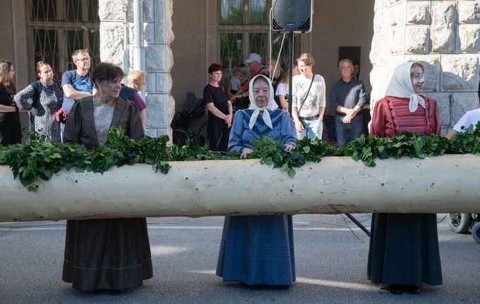 Postavljanje mlaja - furenga v Novi Gorici, 2025. Foto: Turistično društvo Nova Gorica..  