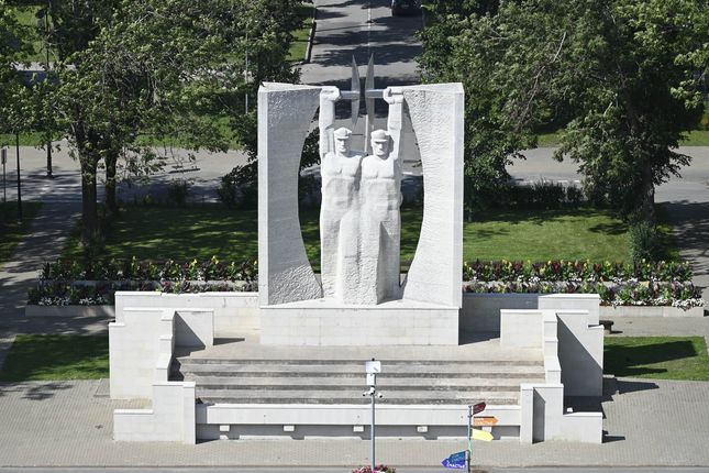 . The monument ‘Glory to labour’ (1967) in front of City Hall. &copy;Photo: Maarten Laupman