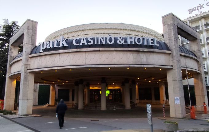 . Vhod v Hotel Park danes, po prenovi, ki je popolnoma spremenila prvoten izgled.  &copy;Foto: Blaž Kosovel