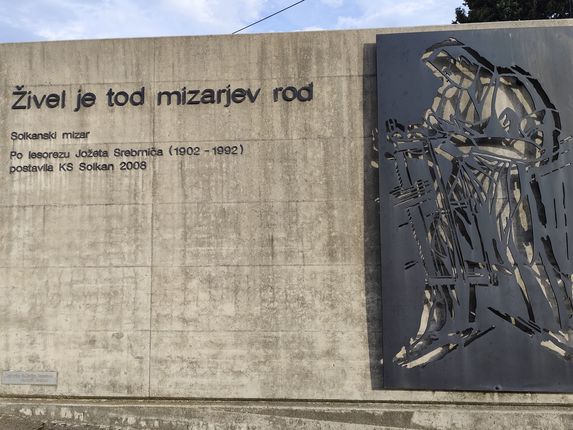 Monument to the carpenters in Solkan. Photo: Blaž Kosovel..  