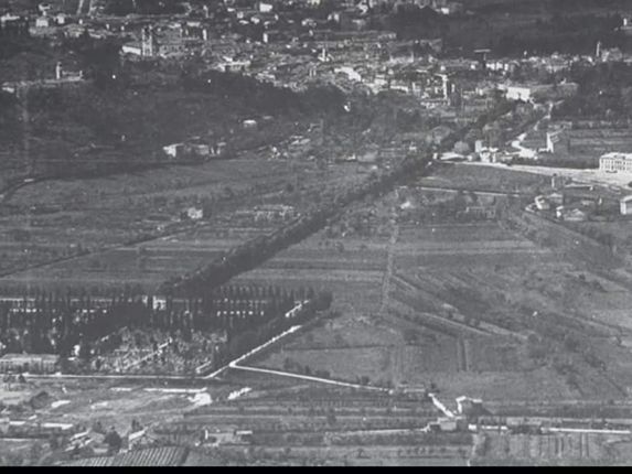 . Nekdanje Goriško pokopališče spodaj levo. Na desno zgoraj je železniška postaja. 