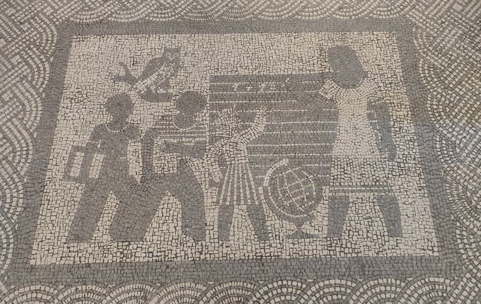  Alegorične motive je narisal Tone Žnidaršič (1923–2007), mozaike pa je izdelal Alfio Tambosso - Ultra. Atrij občine. Foto: Blaž Kosovel.  