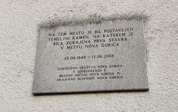 . Tabla na Kidričevi 33, ki obeležuje, da so na tistem mestu 13. junija 1948 postavili temeljni kamen za prvo stavbo v mestu.   &copy;Foto: Blaž Kosovel