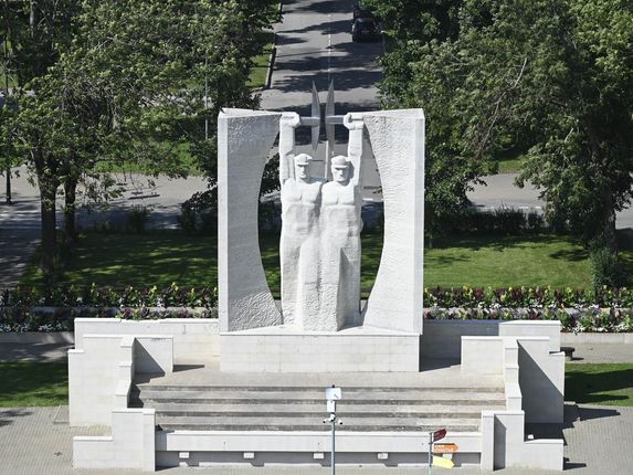 . The monument ‘Glory to labour’ (1967) in front of City Hall. &copy;Photo: Maarten Laupman